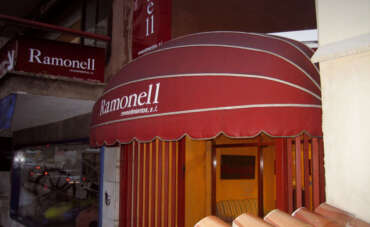 Establezimenduetako kapoten toldoak Kurbatua