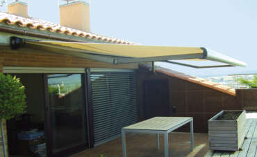 Omega kutxa terrazako eguzki-oihala